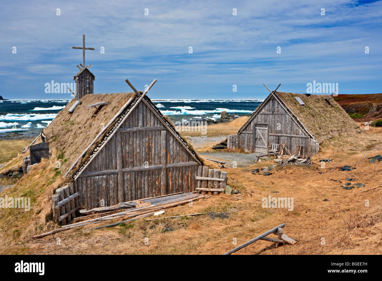 Ri-creato capanne ed edifici al Norstead Viking sito (un Viking porto di commercio) backdropped dai ghiacci nel porto, Trail Foto Stock