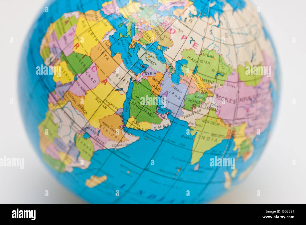 Globo inclinato verso il lato che giace su una scrivania Foto Stock