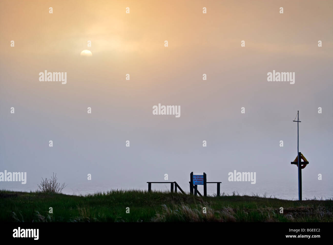 Post e segno sulle rive del fiume Pinware avvolta nella nebbia presso il fiume Pinware Parco Provinciale, Pinware, Labrador Coastal Foto Stock