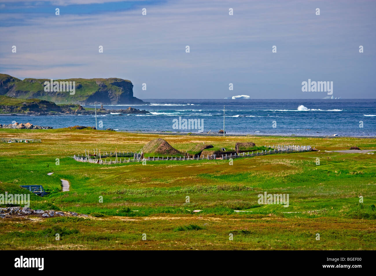 Vista dal centro informazioni presso l'Anse aux Meadows Sito Storico Nazionale del Canada e del Patrimonio Mondiale UNESCO, oltre il Foto Stock