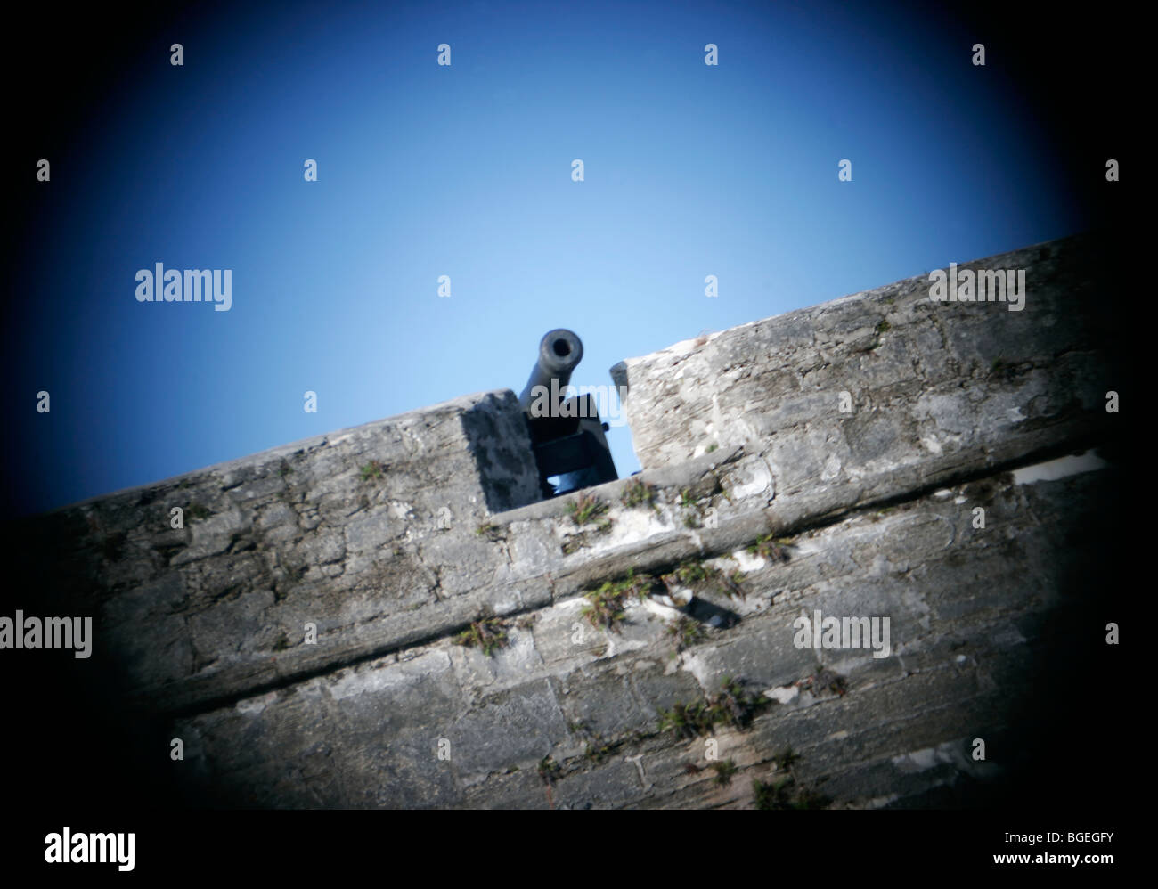 Il cannone e muro di pietra dal forte spagnolo shot con fotocamera giocattolo Foto Stock