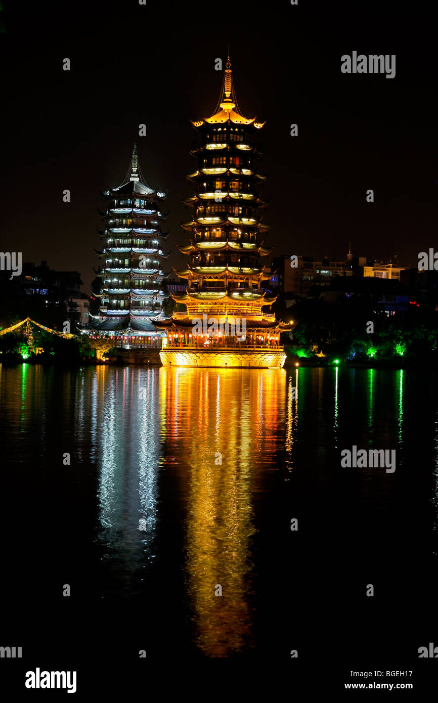 Pagode colorate che rappresentano il sole e la luna, Fir Lake, Guilin, Cina Foto Stock