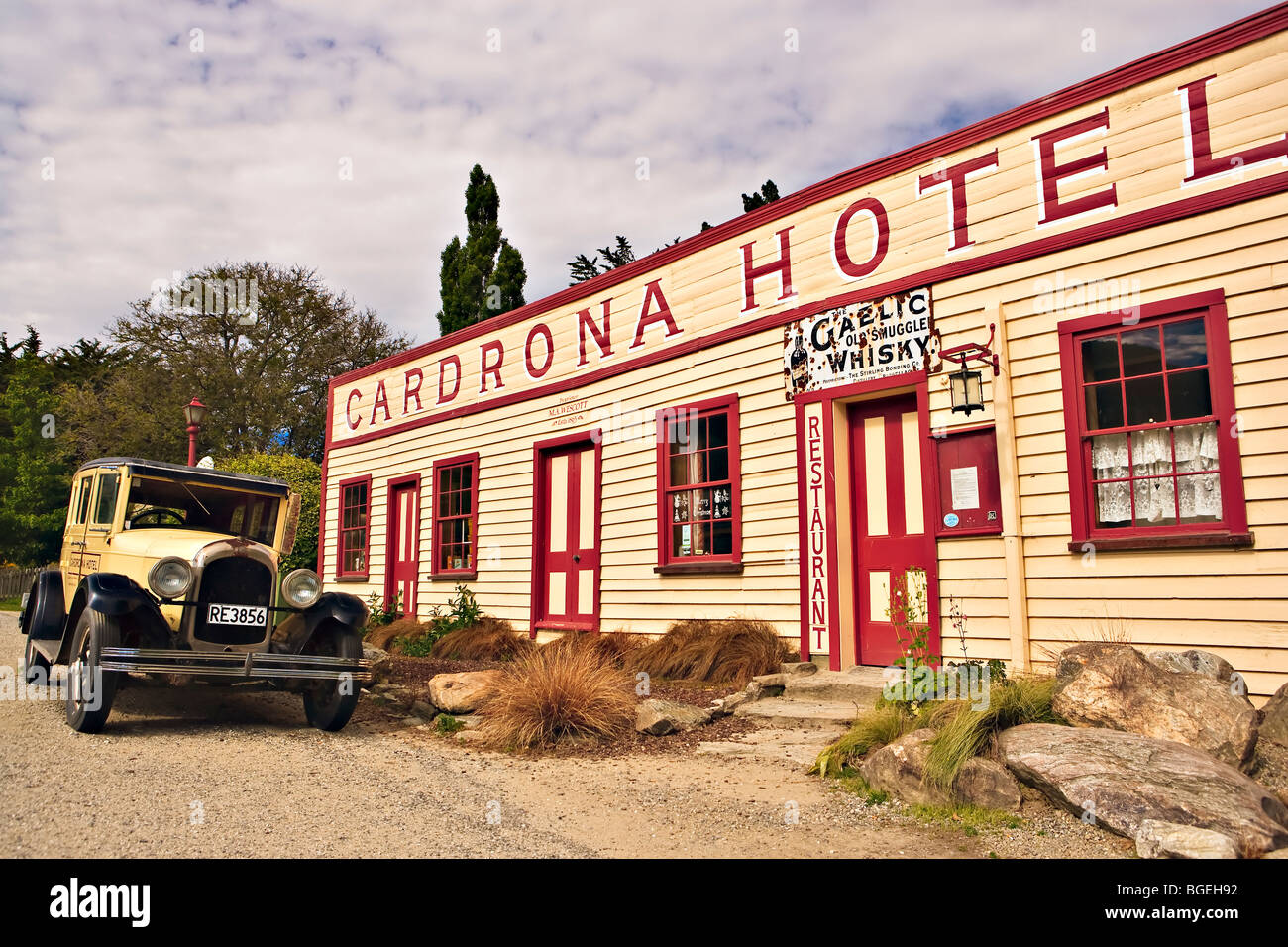 Historic Cardrona Hotel con un vecchio vintage Chrysler auto parcheggiate fuori, Crown Range Road, Central Otago, Isola del Sud, nuovo zelo Foto Stock