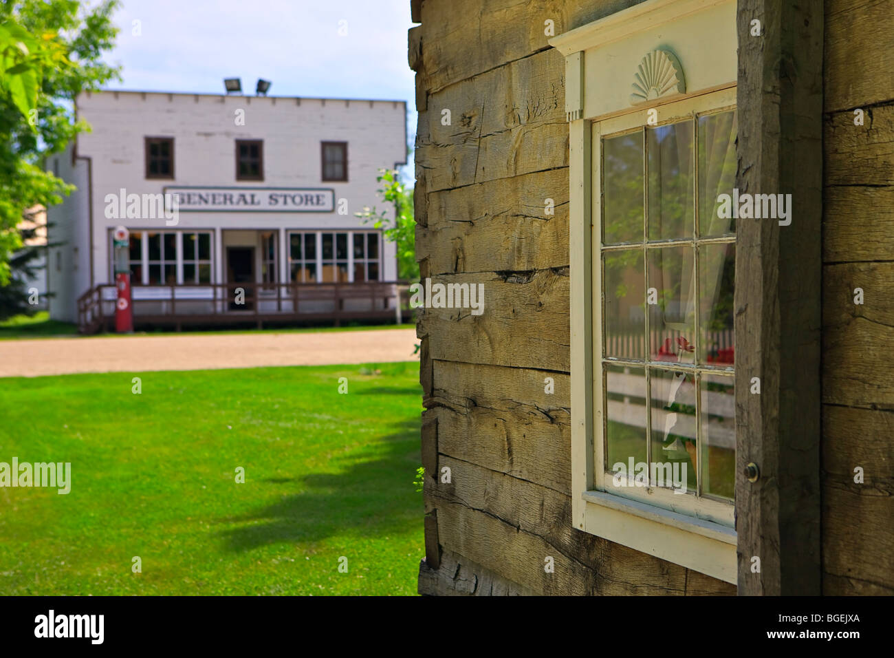 Guardando lungo il lato della casa Hochfield verso il magazzino generale al mennonita Heritage Village, Steinbach, Manitoba, Foto Stock