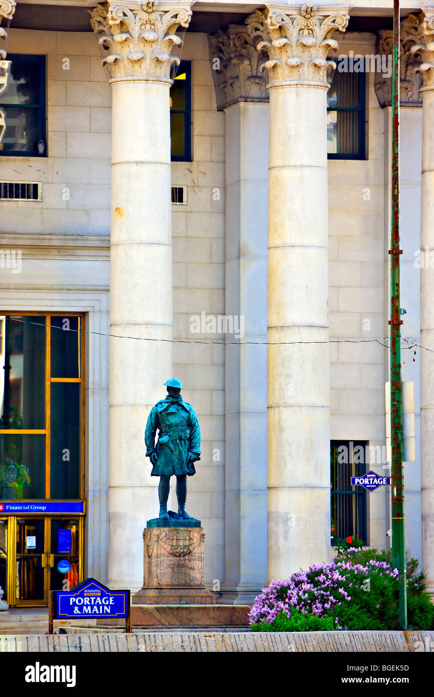 Il cenotafio, un monumento agli uomini che è caduto nella Grande guerra 1914-1919, al di fuori della Banca di Montreal (stabilito 1817) in Winnipe Foto Stock