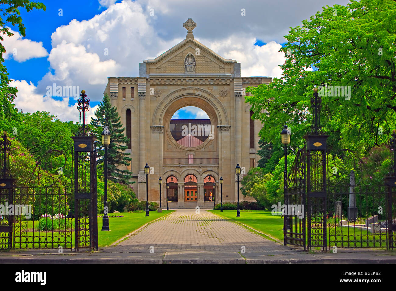 La facciata della San Bonifacio cattedrale nel vecchio Quartiere Francese di San Bonifacio nella città di Winnipeg, Manitoba, Canada. Ho costruito Foto Stock