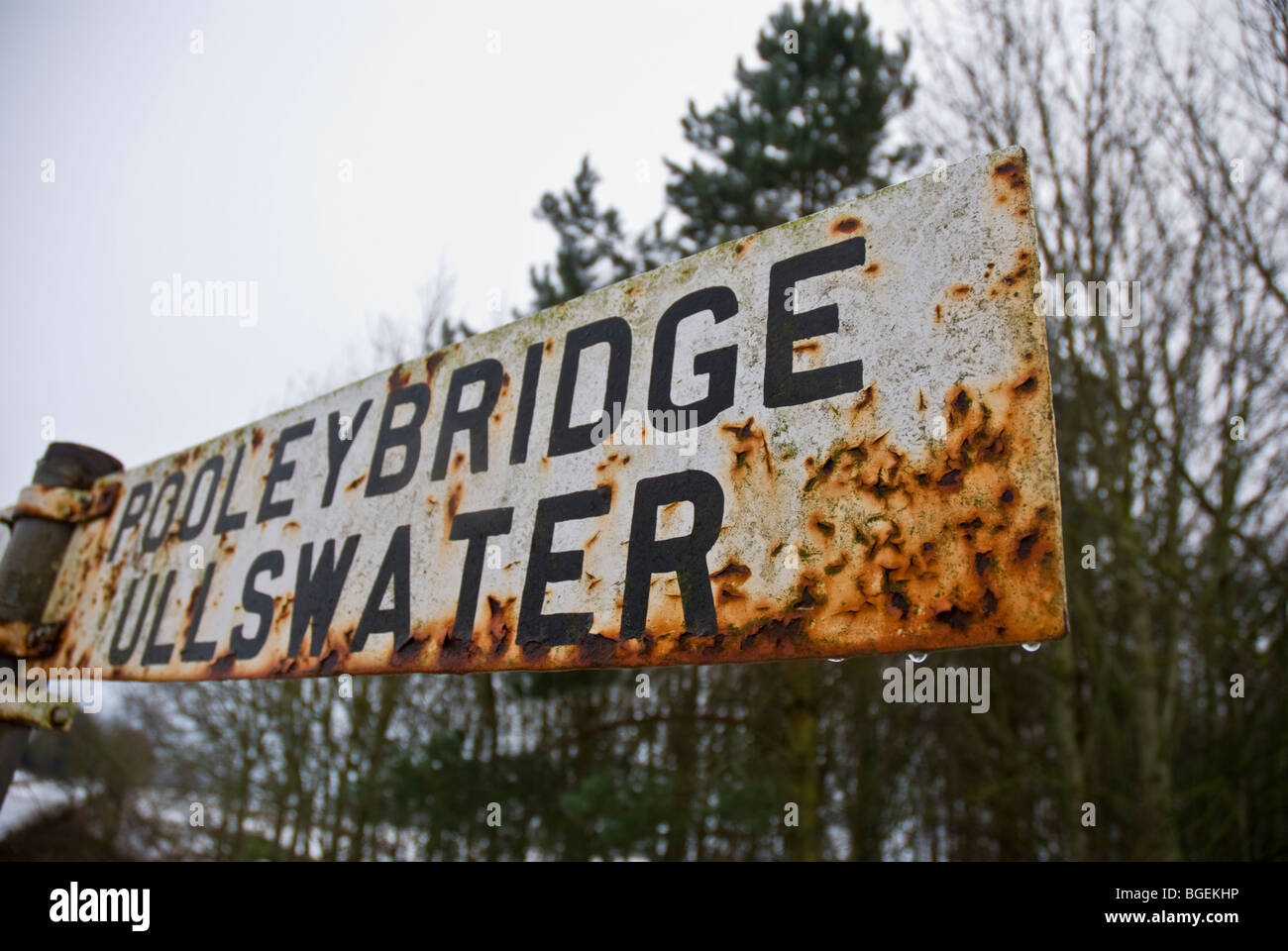 Rusty logore e vecchie cartello stradale a Penrith e Appleby Foto Stock