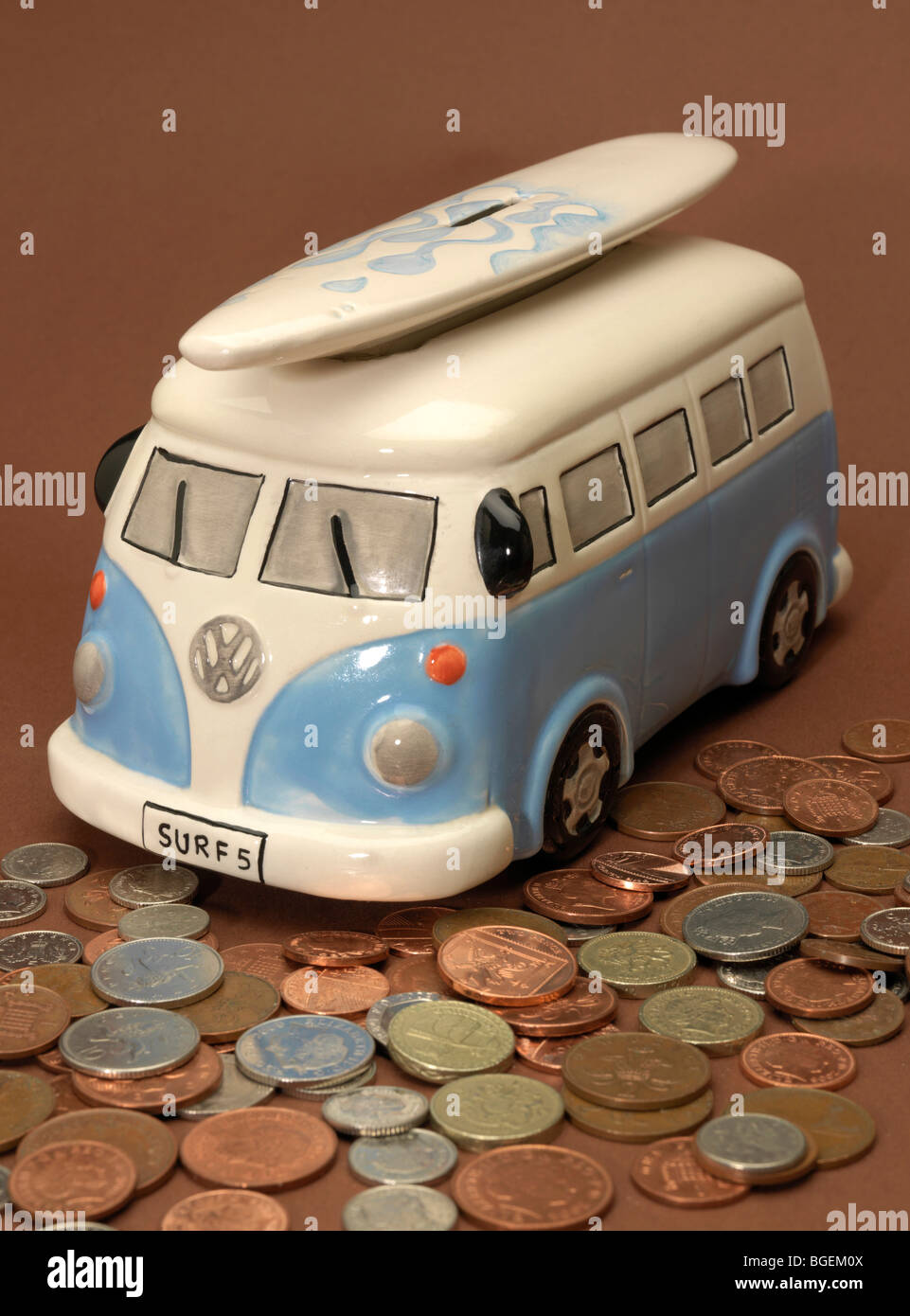 Casella di denaro nella forma di una VW camper van. Foto Stock