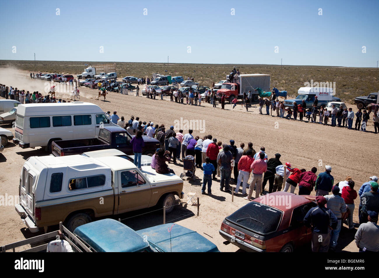 15 novembre 2009 Cowboy horse racing vicino Piramides, Penisola Valdes, Chubut, Patagonia, Argentina Foto Stock