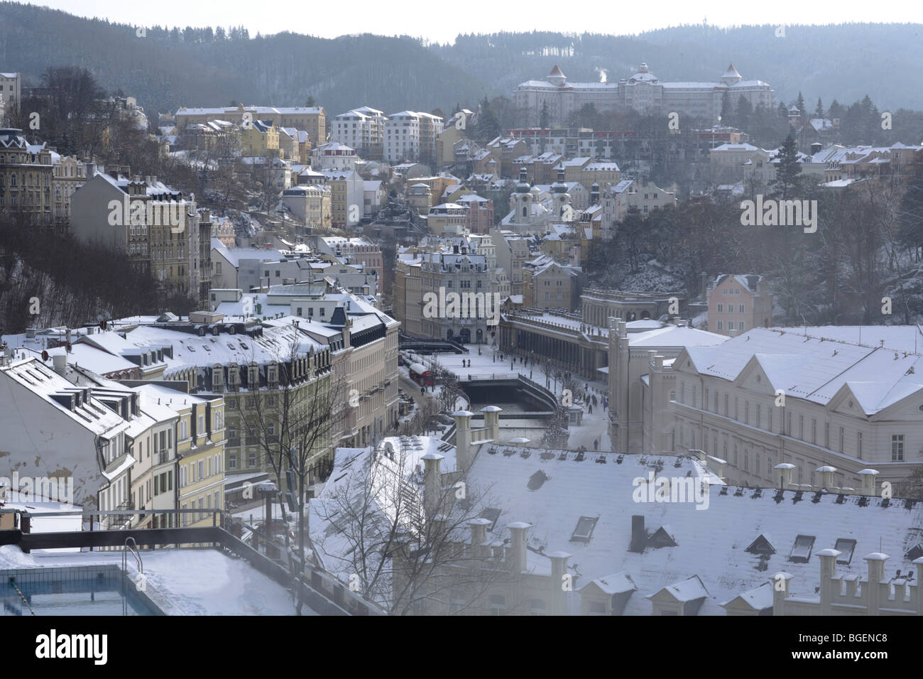 La città di Karlovy Vary (Karlsbad) visto dal Thermal sanatorio, Repubblica Ceca, Europa Foto Stock