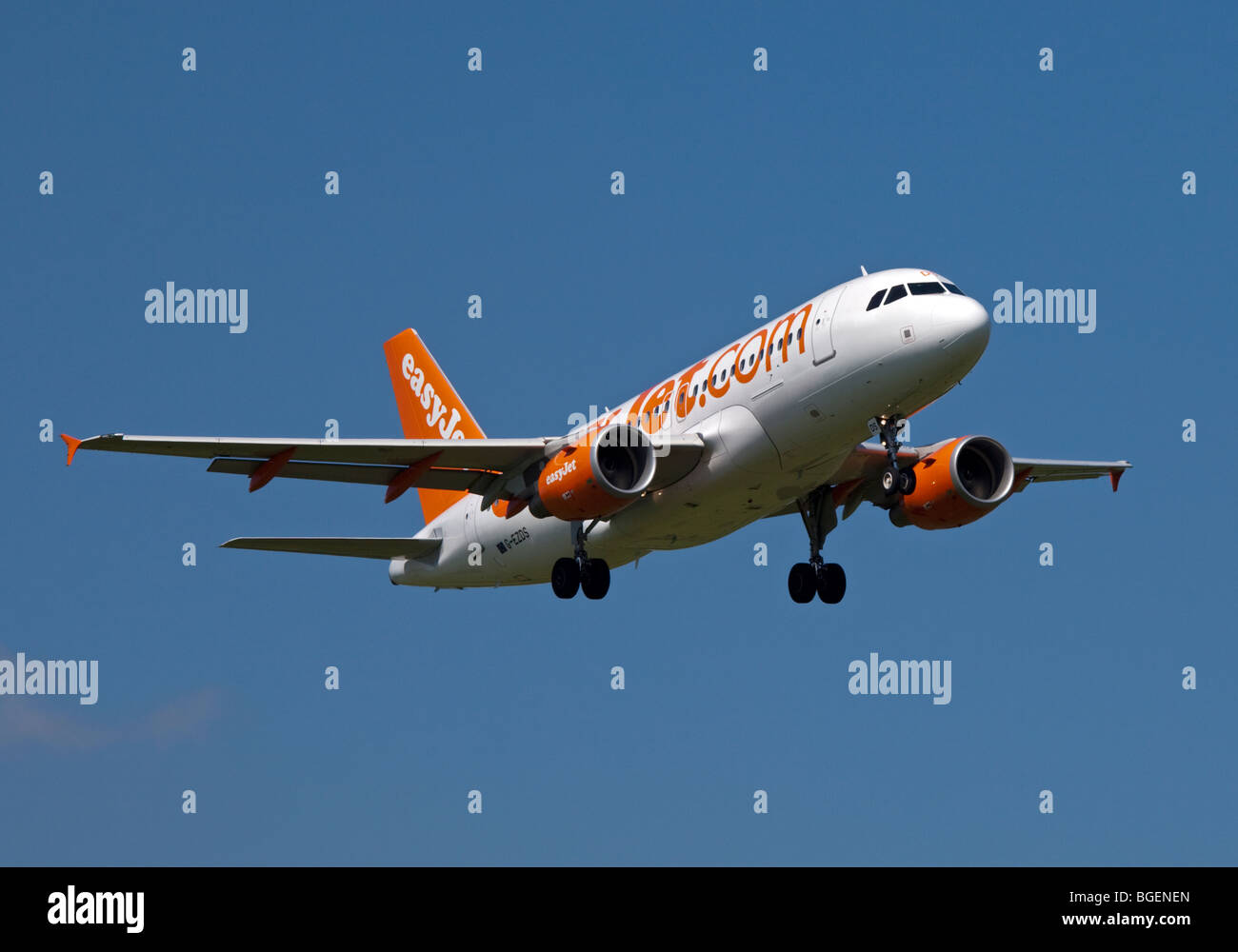 EasyJet Airbus A319 aerei di atterraggio all'Aeroporto di Gatwick, Inghilterra Foto Stock