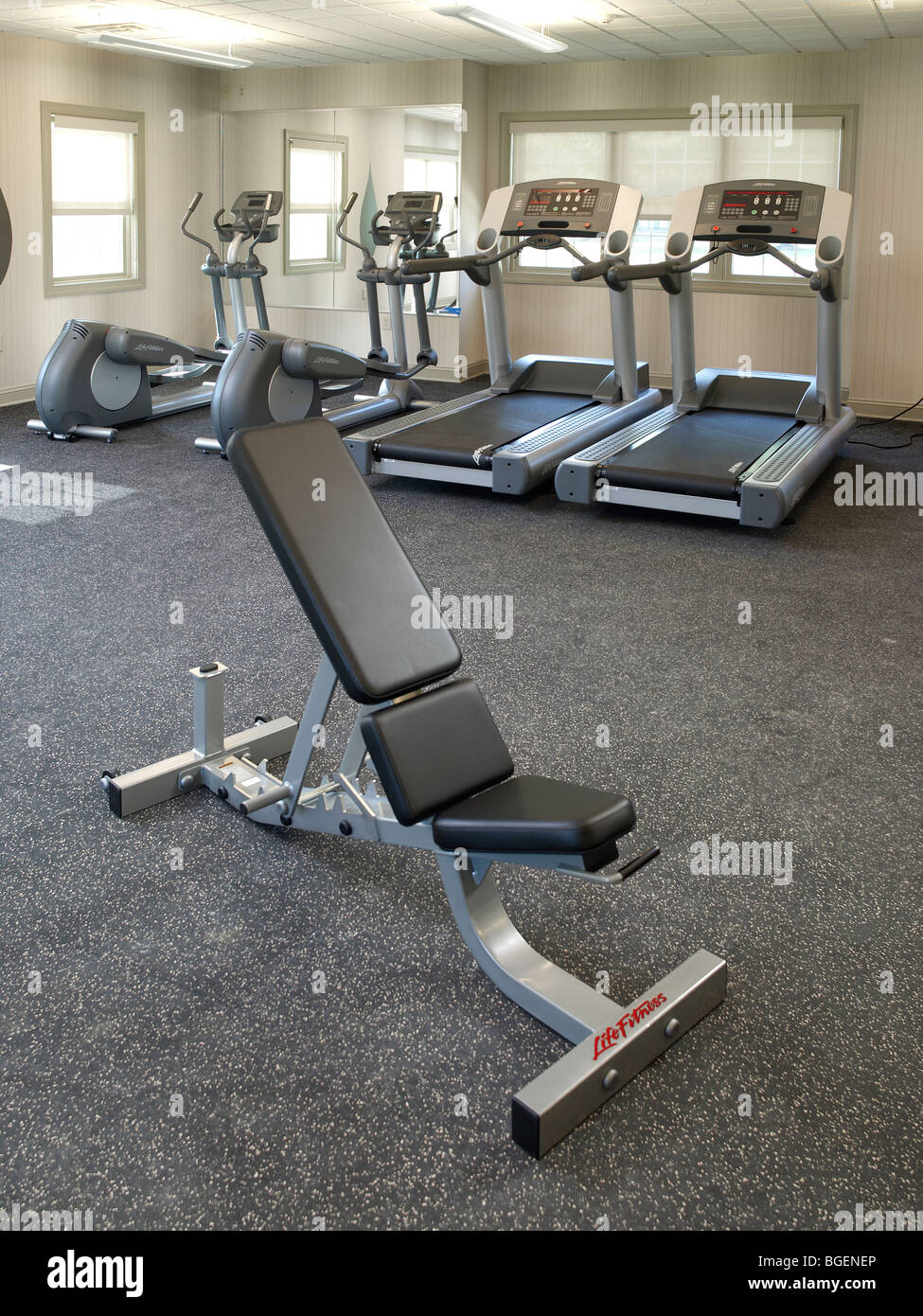 Sollevamento pesi panca in attrezzatura ginnica Palestra Fitness Room, Philadelphia, Stati Uniti d'America Foto Stock
