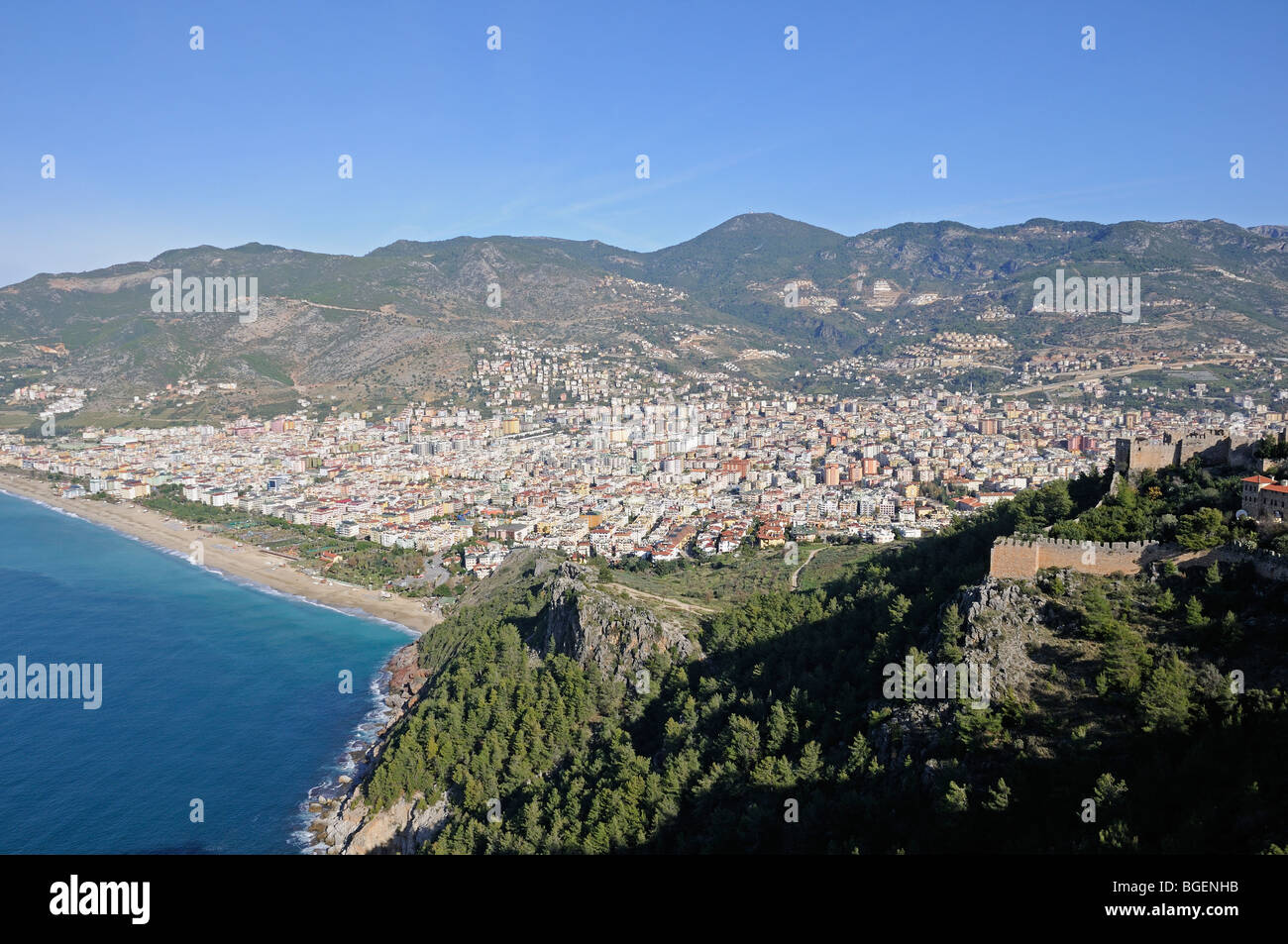 Alanya penisola con Alanya e Cleopatra-Beach, Turchia, Türkiye, Alanya, Mare Mediterraneo Foto Stock