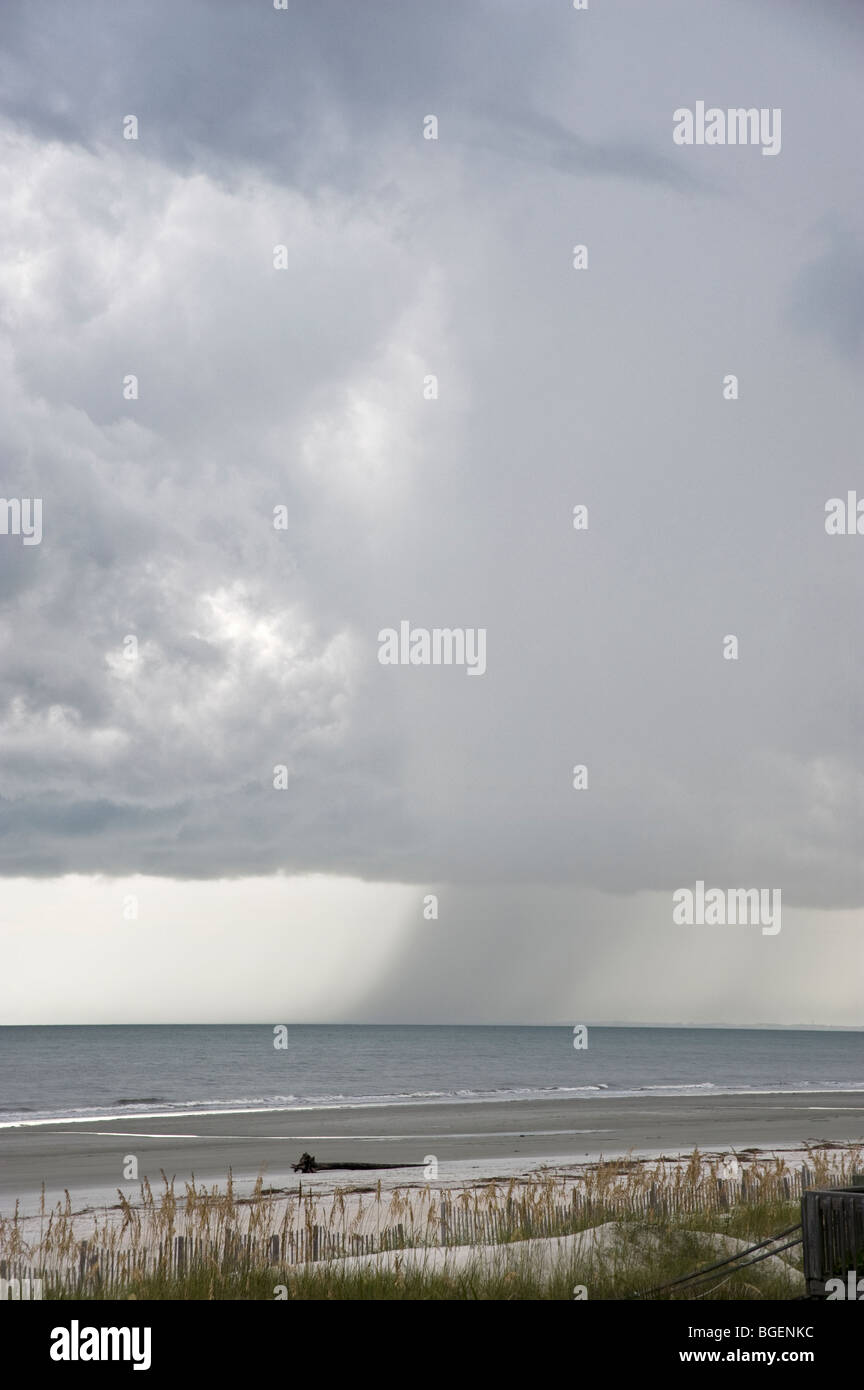 Tempesta di pioggia nuvole Squall, Hilton Head Island, Stati Uniti d'America Oceano Atlantico Foto Stock