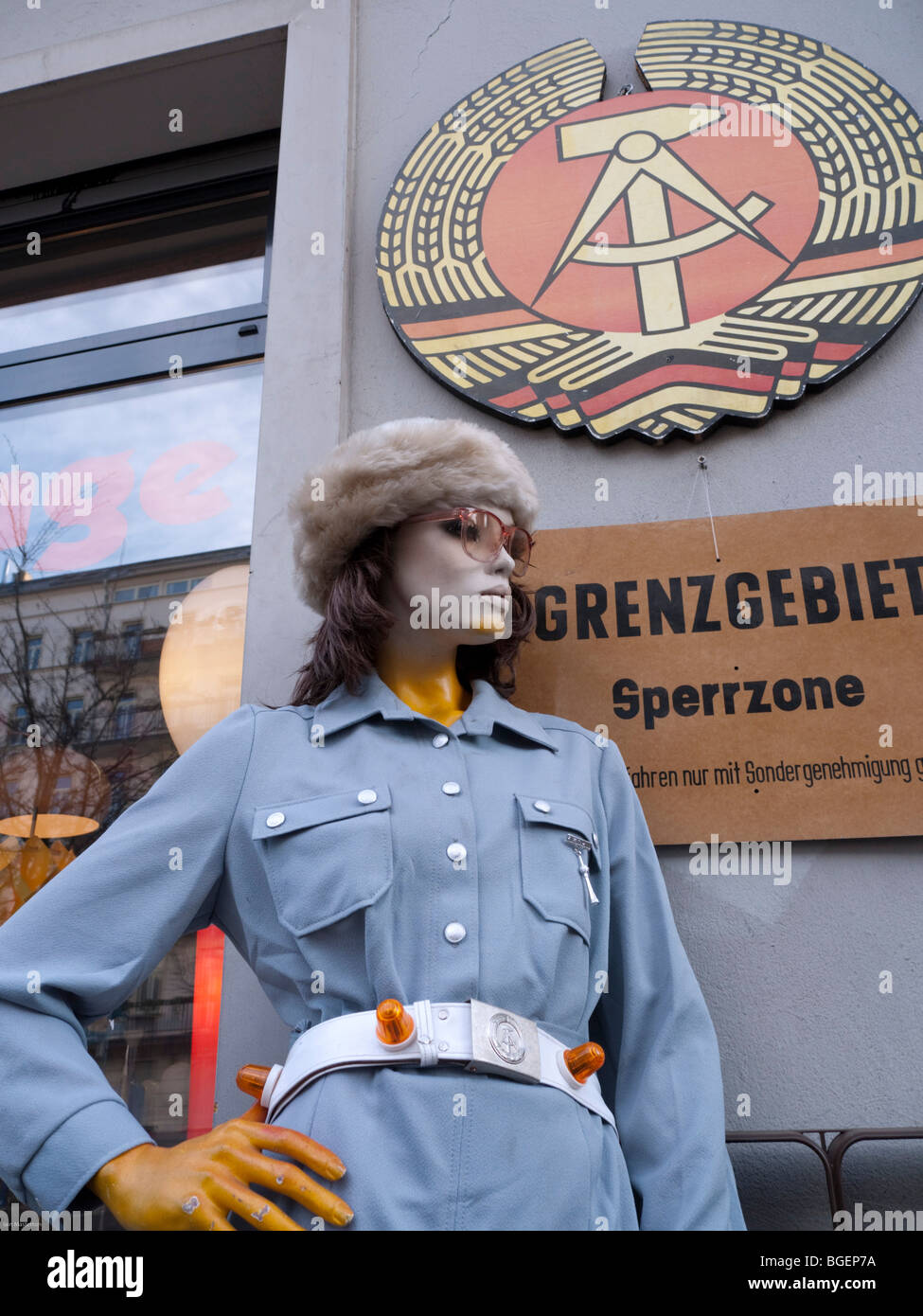 Manichini in piedi al di fuori del negozio specializzato in Oriente prodotti tedeschi nel quartiere alla moda di Berlino Prenzlauer Berg di Berlino Germania Foto Stock