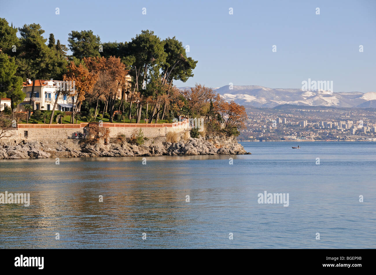 Passeggiata sul mare, lungomare di Opatija in inverno, Croazia, Mare Adriatico, Mare mediterraneo, golfo di Kvarner Foto Stock