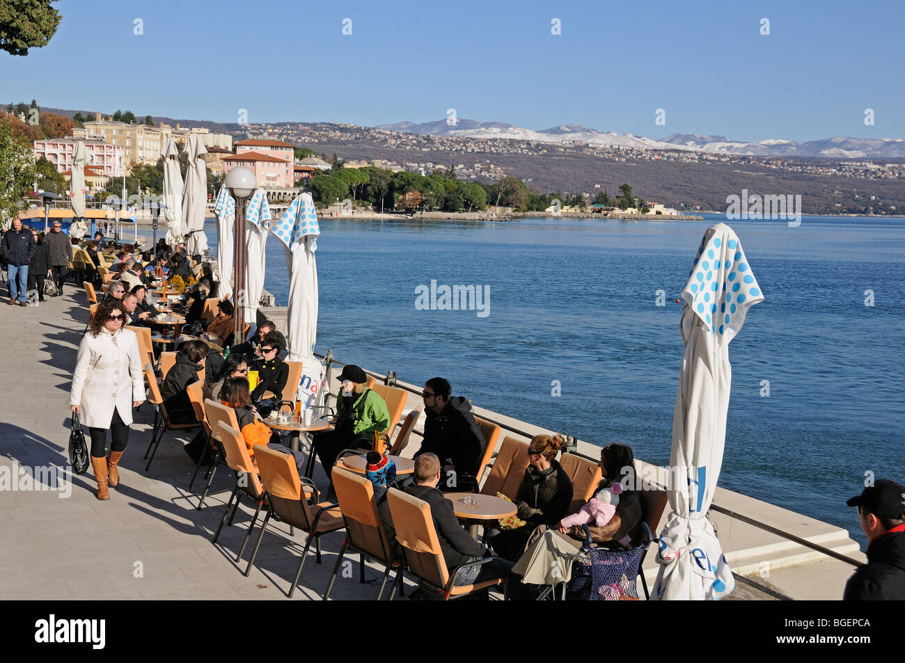 La gente a piedi la passeggiata sul mare, lungomare di Opatija in inverno, Croazia, Mare Adriatico, Mare mediterraneo, golfo di Kvarner Foto Stock