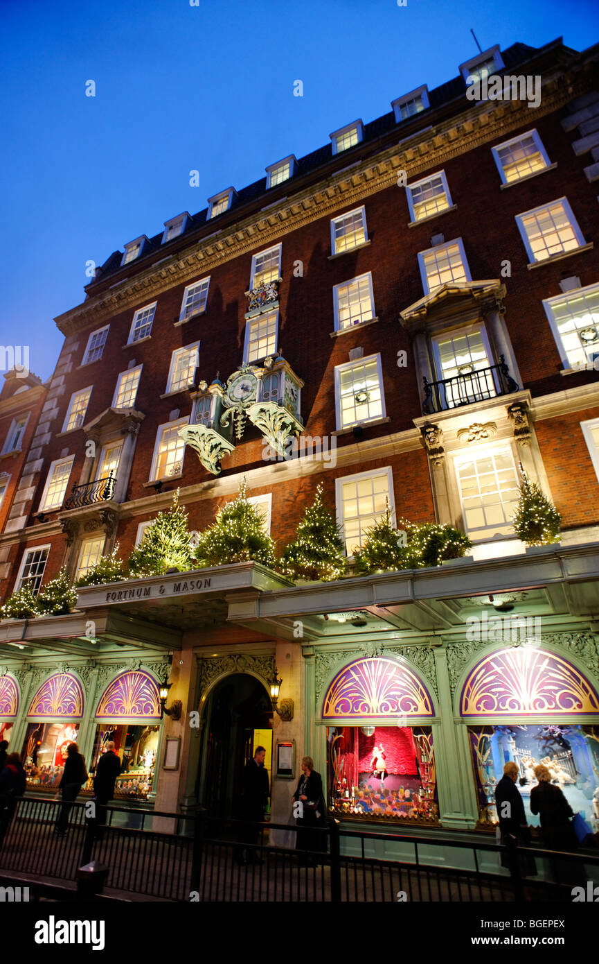 Natale la finestra di visualizzazione a Fortnum & Mason department store. Londra. Regno Unito 2009. Foto Stock