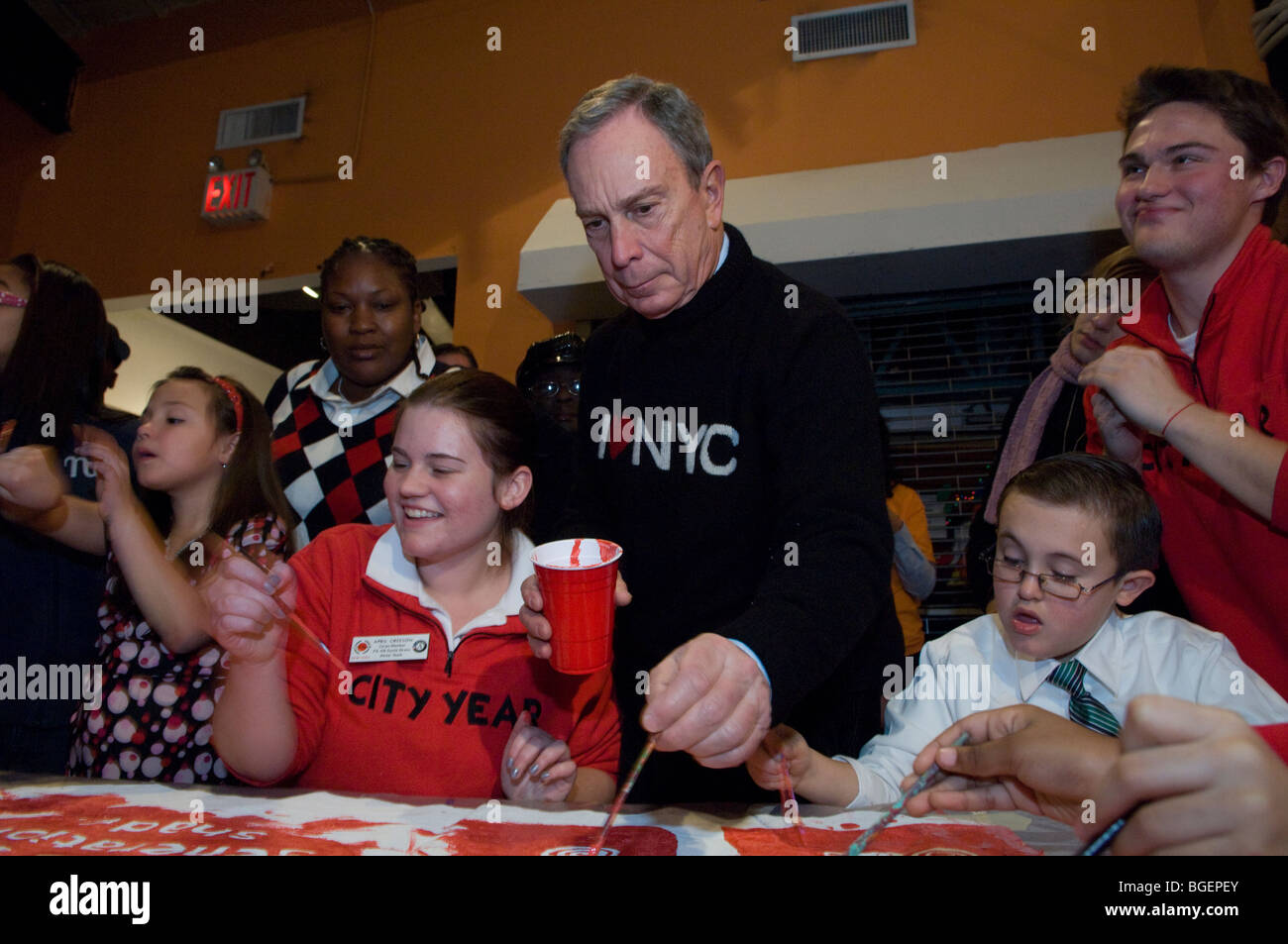 Il sindaco di New York Mike Bloomberg si unisce ai volontari in corrispondenza del punto a dipingere murales nel Bronx a New York Foto Stock