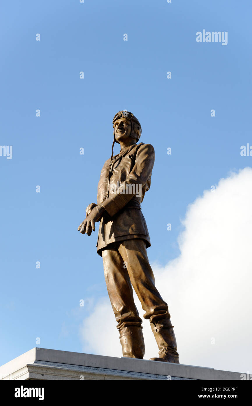 Statua di AIR CHIEF MARSHAL di Sir Keith Park 'Defender di Londra' 1940. La scultura Les Johnson. Trafalgar Square. Londra 2009 Foto Stock