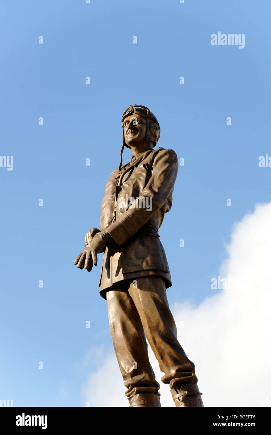 Statua di AIR CHIEF MARSHAL di Sir Keith Park 'Defender di Londra' 1940. La scultura Les Johnson. Trafalgar Square. Londra 2009 Foto Stock