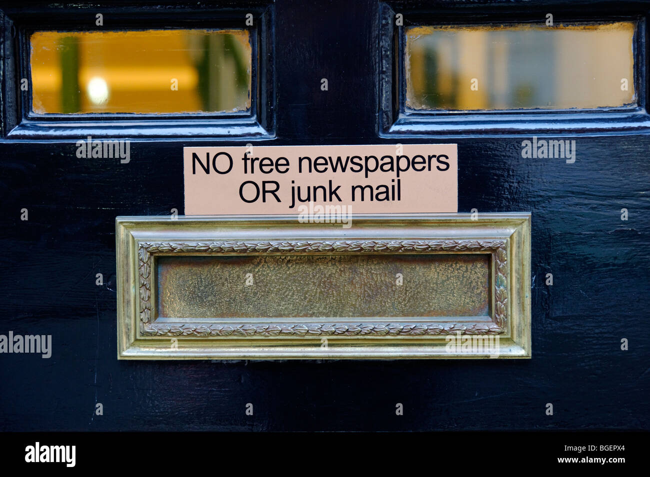 Sportello anteriore letterbox residenziale 'No i quotidiani gratuiti o di posta indesiderata". Londra. Regno Unito 2009 Foto Stock