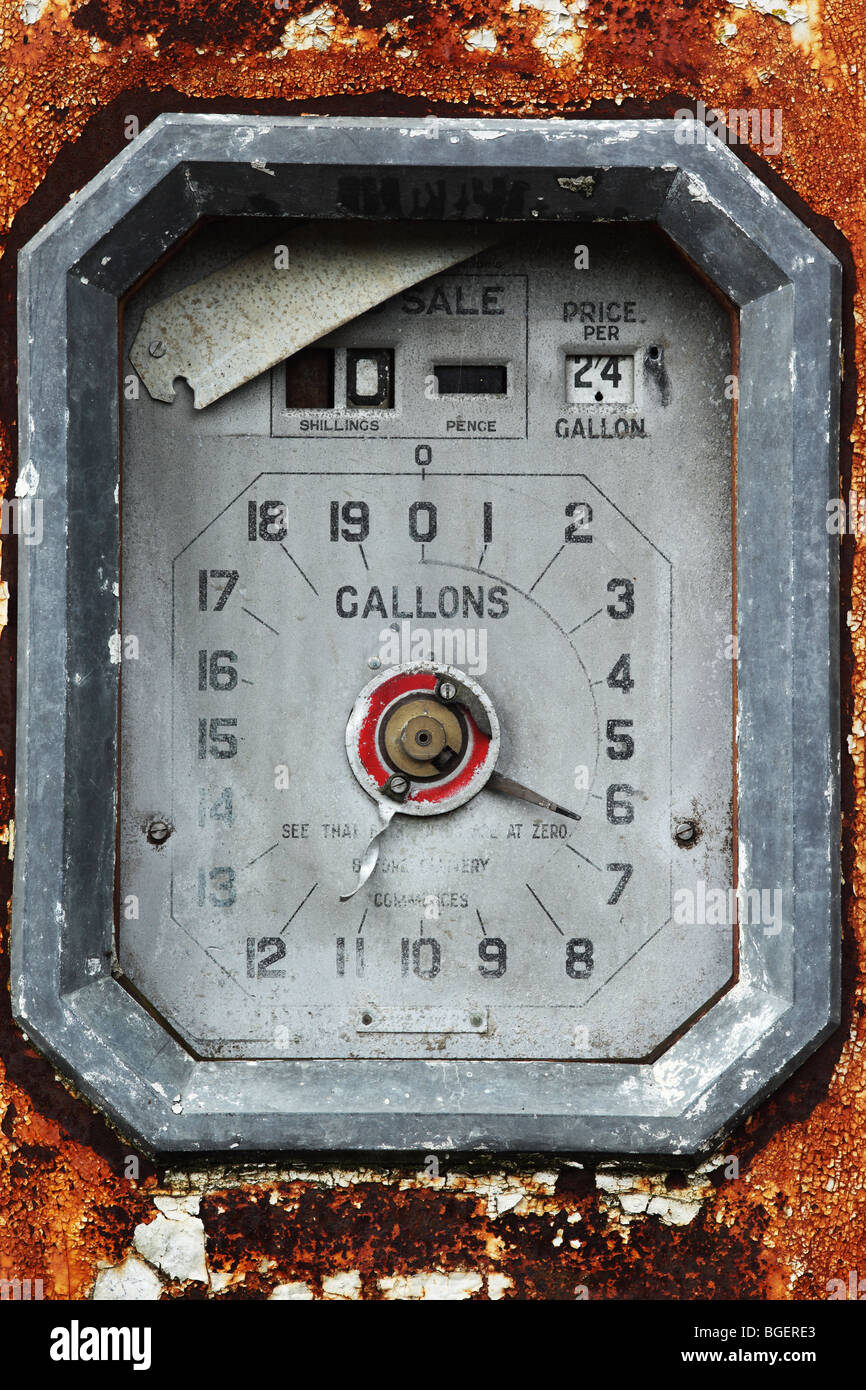 Primo piano di un vecchio 1930 inutilizzato benzina Pumpsat il distributore di benzina ora abbandonato di G.Moores garage, Steeple Ashton, Wiltshire, Inghilterra Foto Stock