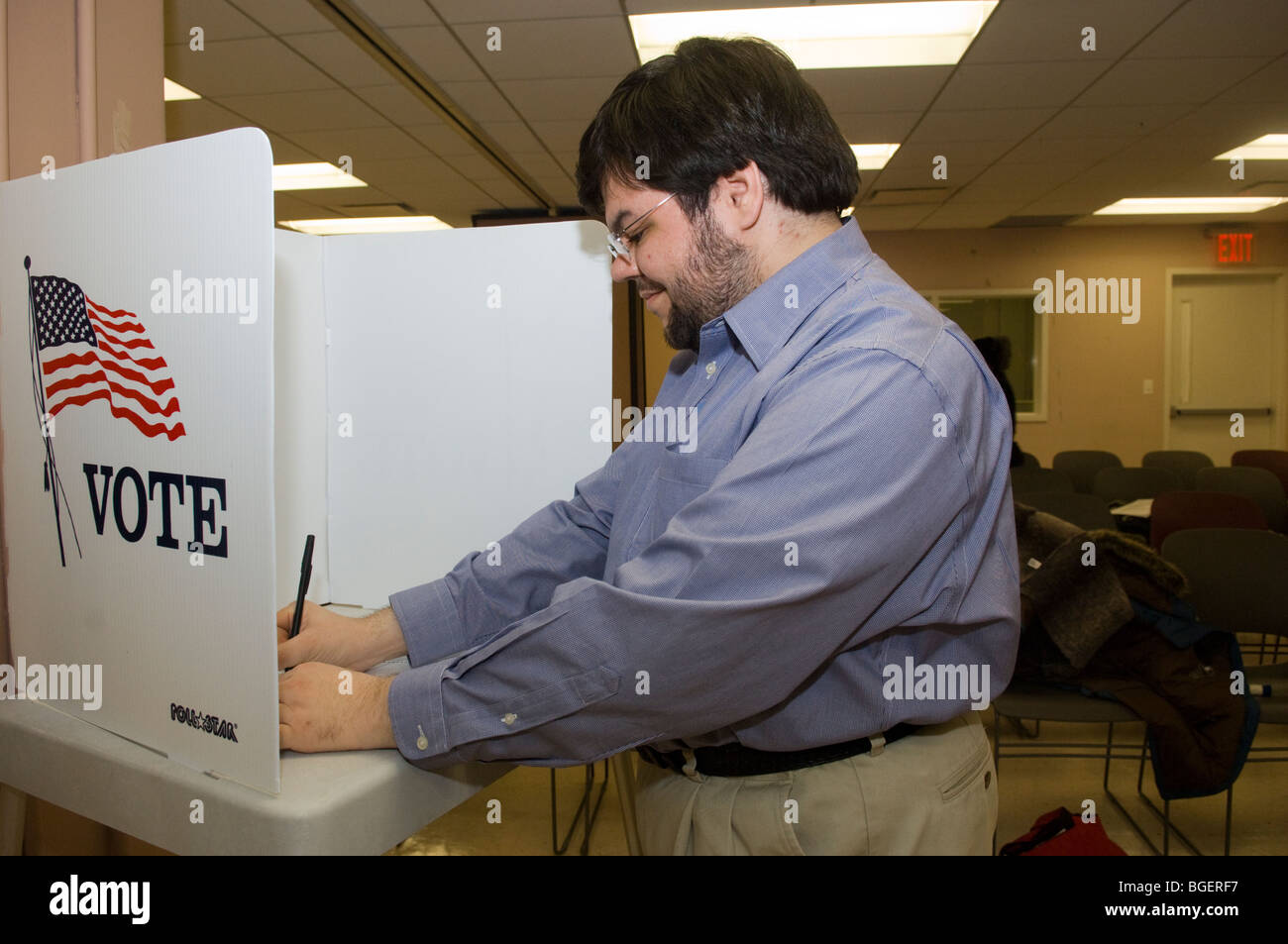 Scrutini del campione in corrispondenza di una macchine di voto elettronico casa aperta in corrispondenza di un bordo di elezioni in New York Foto Stock