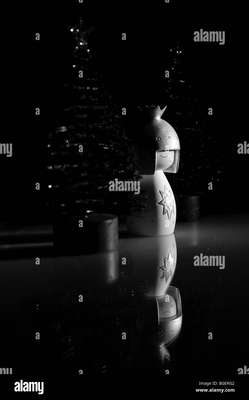 Le decorazioni di Natale: Moderna indietro gli alberi di Natale e un angelo bianco Foto Stock