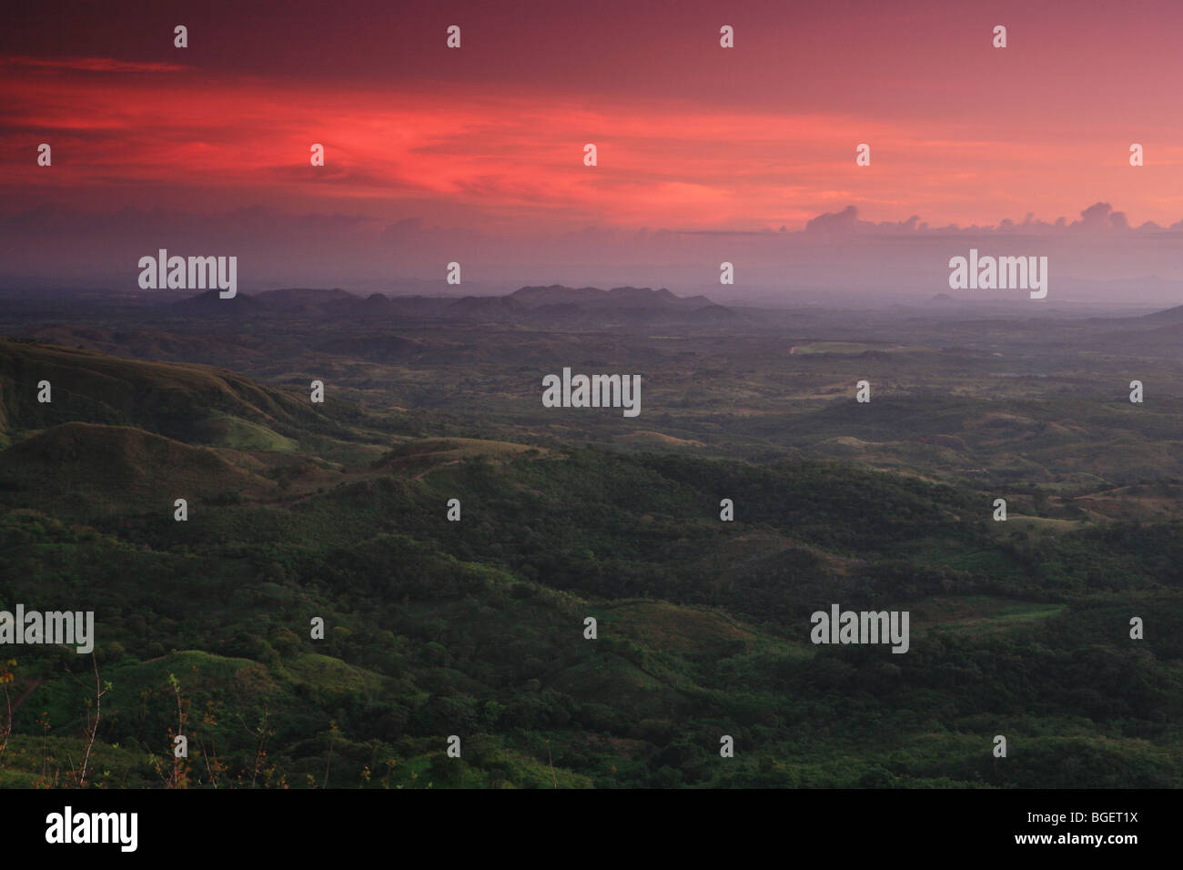 Bel tramonto vicino Ola, Cordillera Central, Cocle Affitto provincia, Repubblica di Panama. Foto Stock