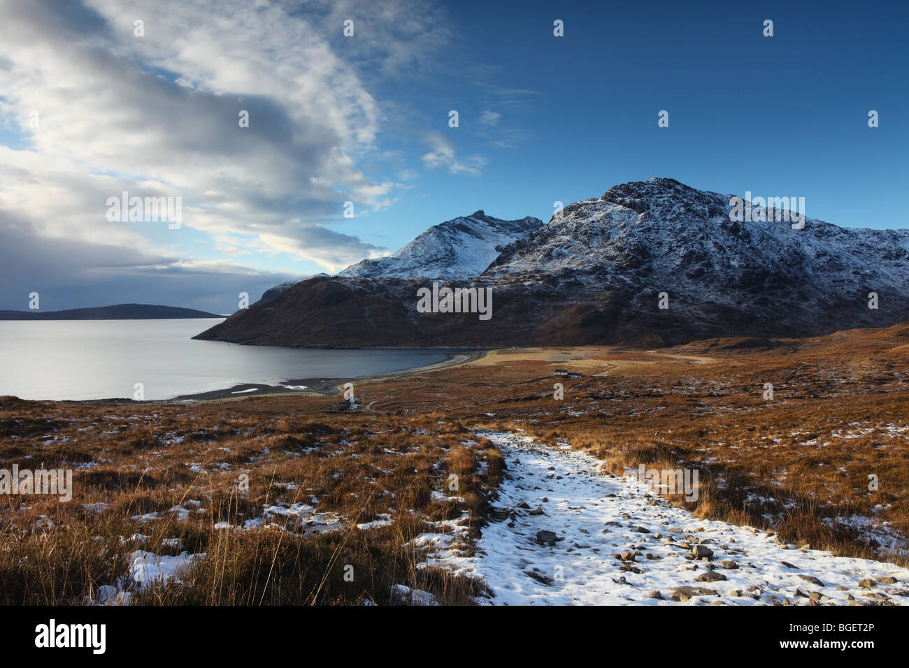 Le montagne Cuillin in tutta la spiaggia di Camas Fhionnairigh Loch Scavaig con la Fattoria di Camasunary Isola di Skye in Scozia Foto Stock