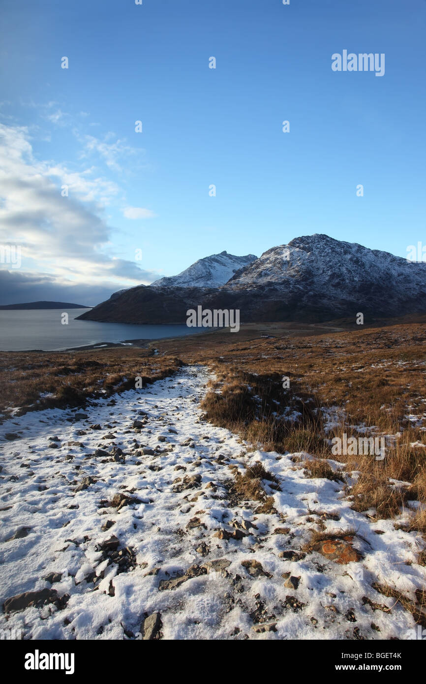 Le montagne Cuillin e Spiaggia di Camas Fhionnairigh Loch Scavaig con il telecomando Homestead di Camasunary Isola di Skye in Scozia Foto Stock
