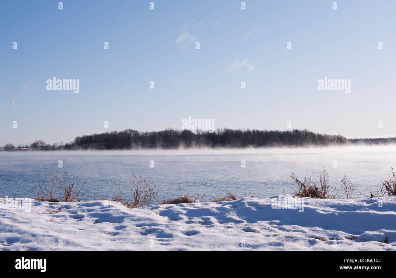 Un gelido mattino a Saint Lawrence Seaway, con nebbia sull'acqua, vicino Iroquois, Ontario, Canada, con gli Stati Uniti visibile Foto Stock