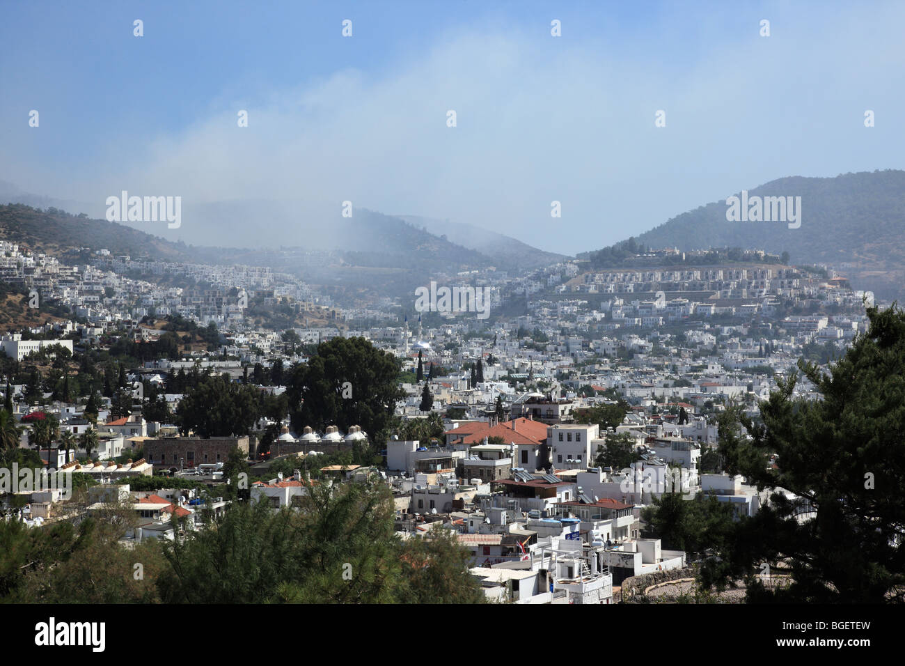 Vista dal castello di San Pietro, bodrum, Turchia. Il fumo è da un incendio di foresta. Foto Stock