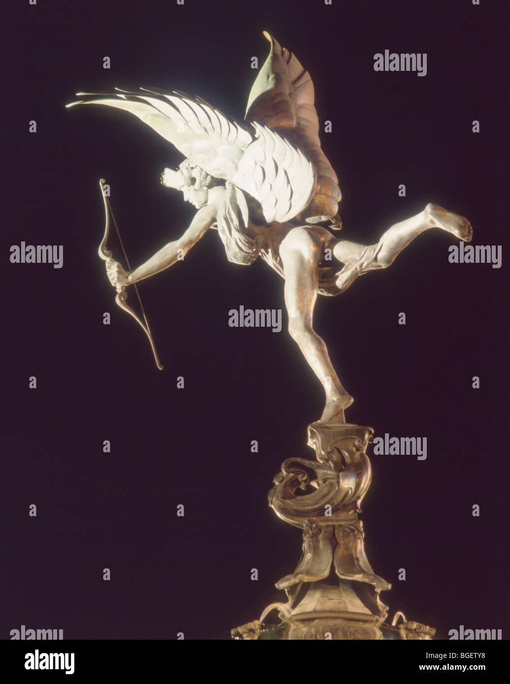 Inghilterra Londra Piccadilly circus Eros statua di notte Foto Stock