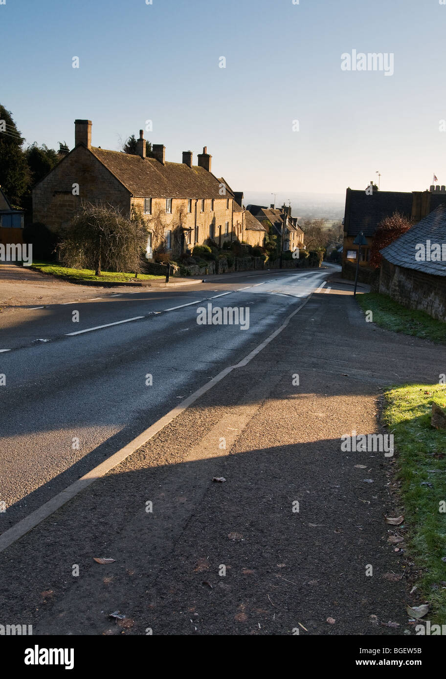 Scena di strada a Bourton-on-the-Hill in Cotswolds Foto Stock