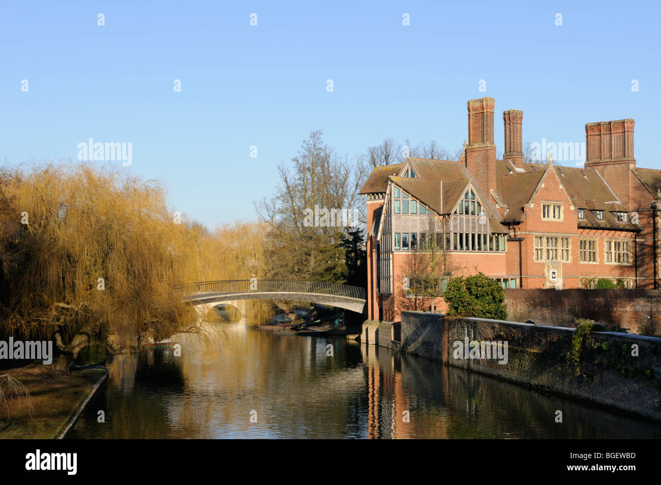 Inghilterra; Cambridge; la libreria Jerwood al Trinity Hall College e il fiume Cam in inverno Foto Stock