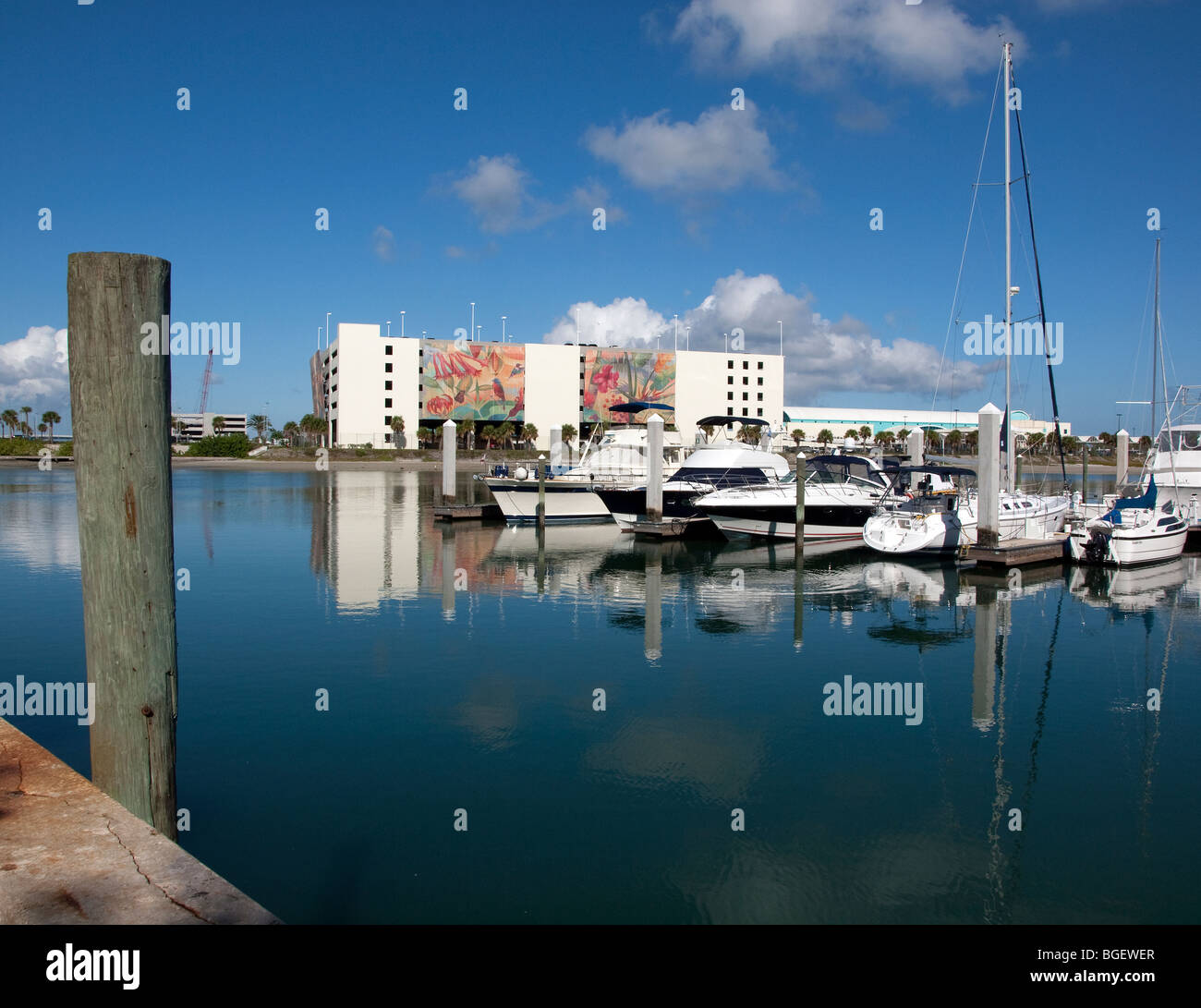 PORT CANAVERAL SULLA COSTA ATLANTICA di East Central Florida appena a sud del capo e il Centro Spaziale Kennedy con garage Foto Stock