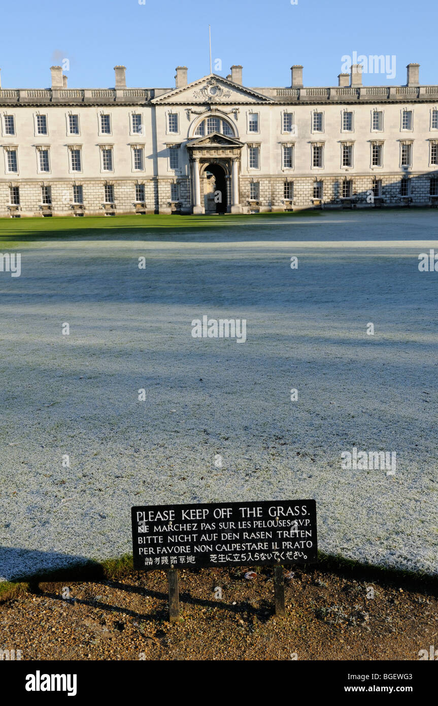 Inghilterra; Cambridge; si prega di mantenere spento il segno di erba davanti al palazzo di Gibbs Kings College Foto Stock