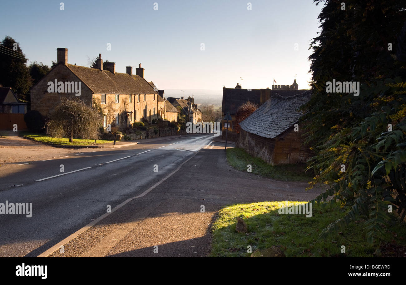 Scena di strada a Bourton-on-the-Hill in Cotswolds Foto Stock