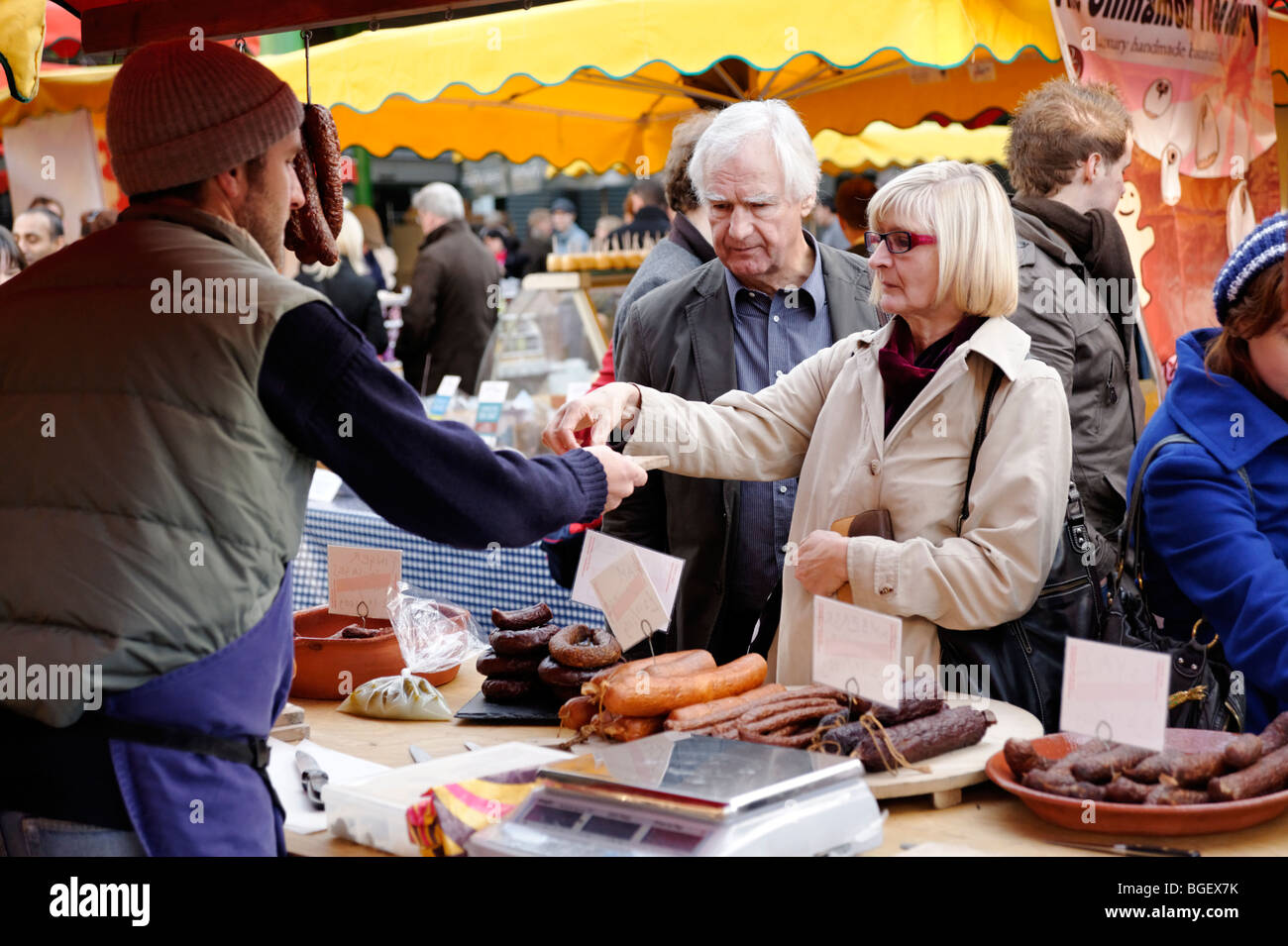 Classe media i clienti acquisti presso una salsiccia polacca in stallo. Borough Market. Londra. Regno Unito Foto Stock