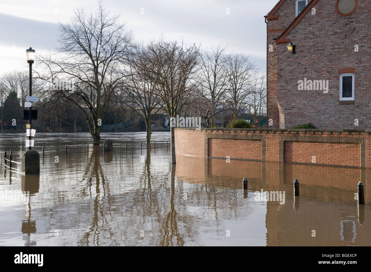 Il fiume Ouse ha scoppiato le sue banche dopo la pioggia pesante (percorso lungo il fiume sommerso sotto l'acqua di alluvione, alto muro barriera) - York, North Yorkshire, Inghilterra Regno Unito. Foto Stock