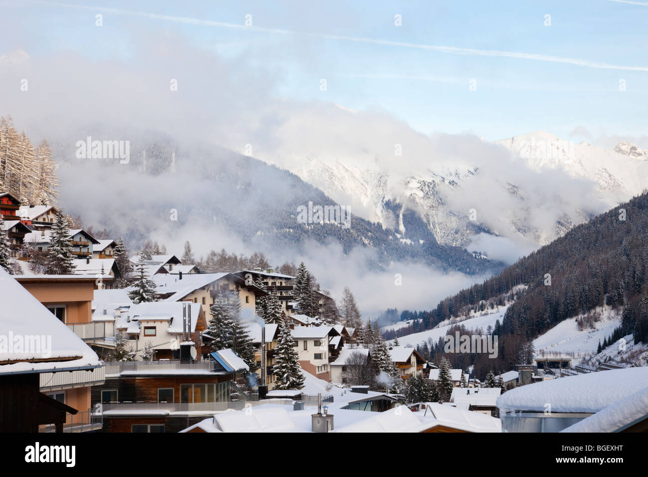 Chalet Alpina tetti coperti di neve nelle Alpi ski resort a metà inverno a St Anton am Arlberg, Tirolo, Austria, l'Europa. Foto Stock