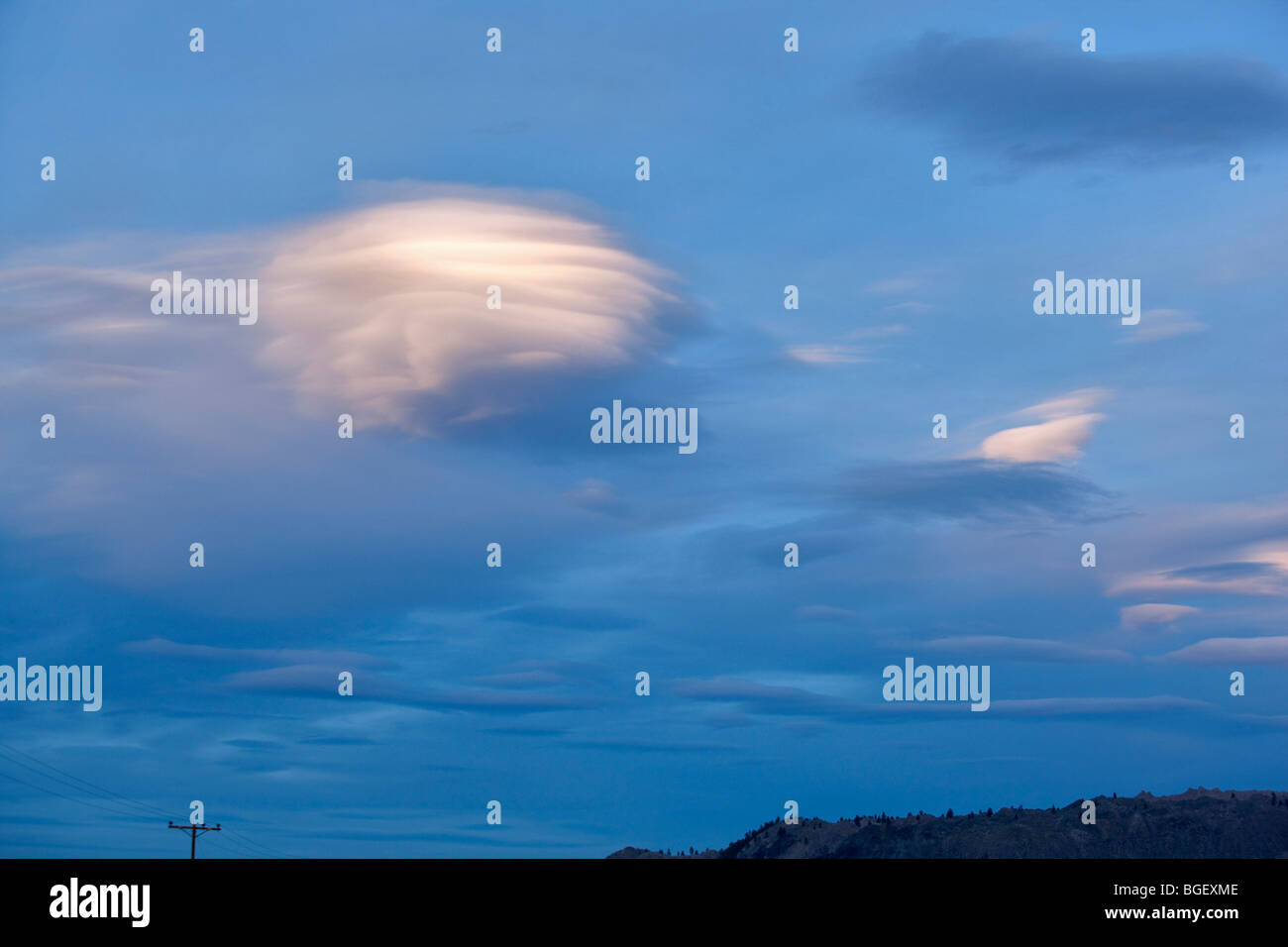 Nuvole lenticolari sopra la Sierra Orientale Montagne, California Foto Stock