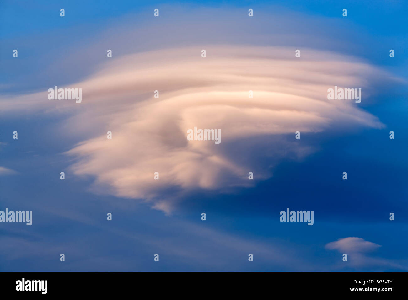 Nuvole lenticolari sopra la Sierra Orientale Montagne, California Foto Stock