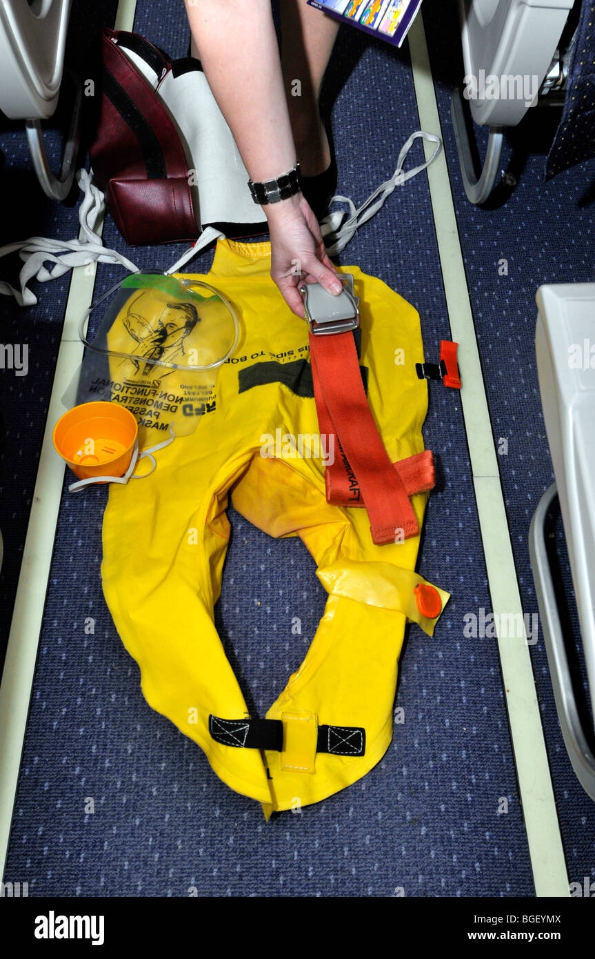 Aeromobile lifevest, giubbotto di salvataggio, life jacket preserver su un aereo commerciale Foto Stock