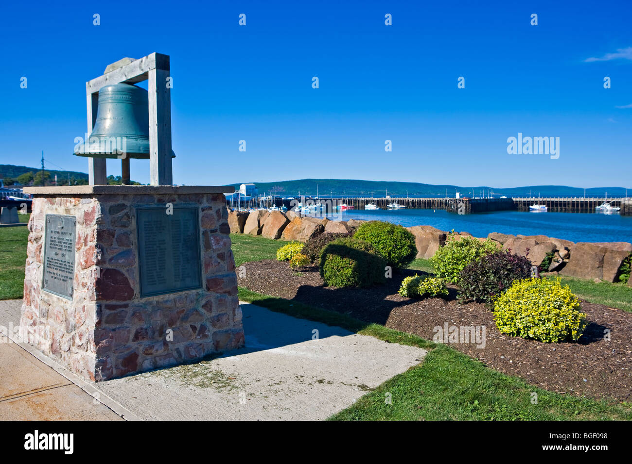 Azionato a mano campana di allarme - un monumento alla marineria uomini di Annapolis Basin, Digby del collo e delle isole, che hanno perso il loro vivere Foto Stock