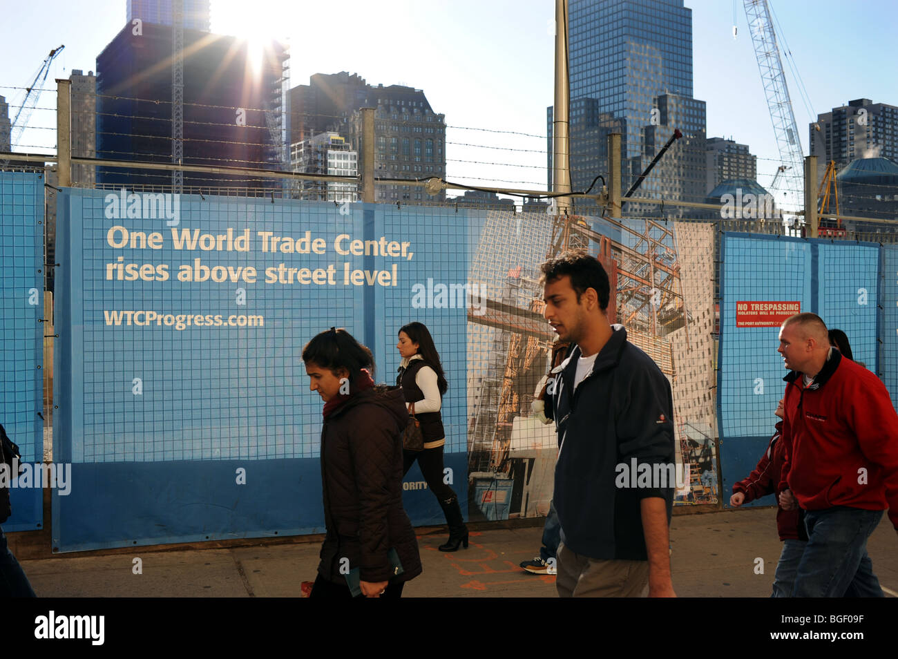 La gente a piedi passato il sito dell'attacco terroristico alle Torri Gemelle a Manhattan New York STATI UNITI D'AMERICA Foto Stock