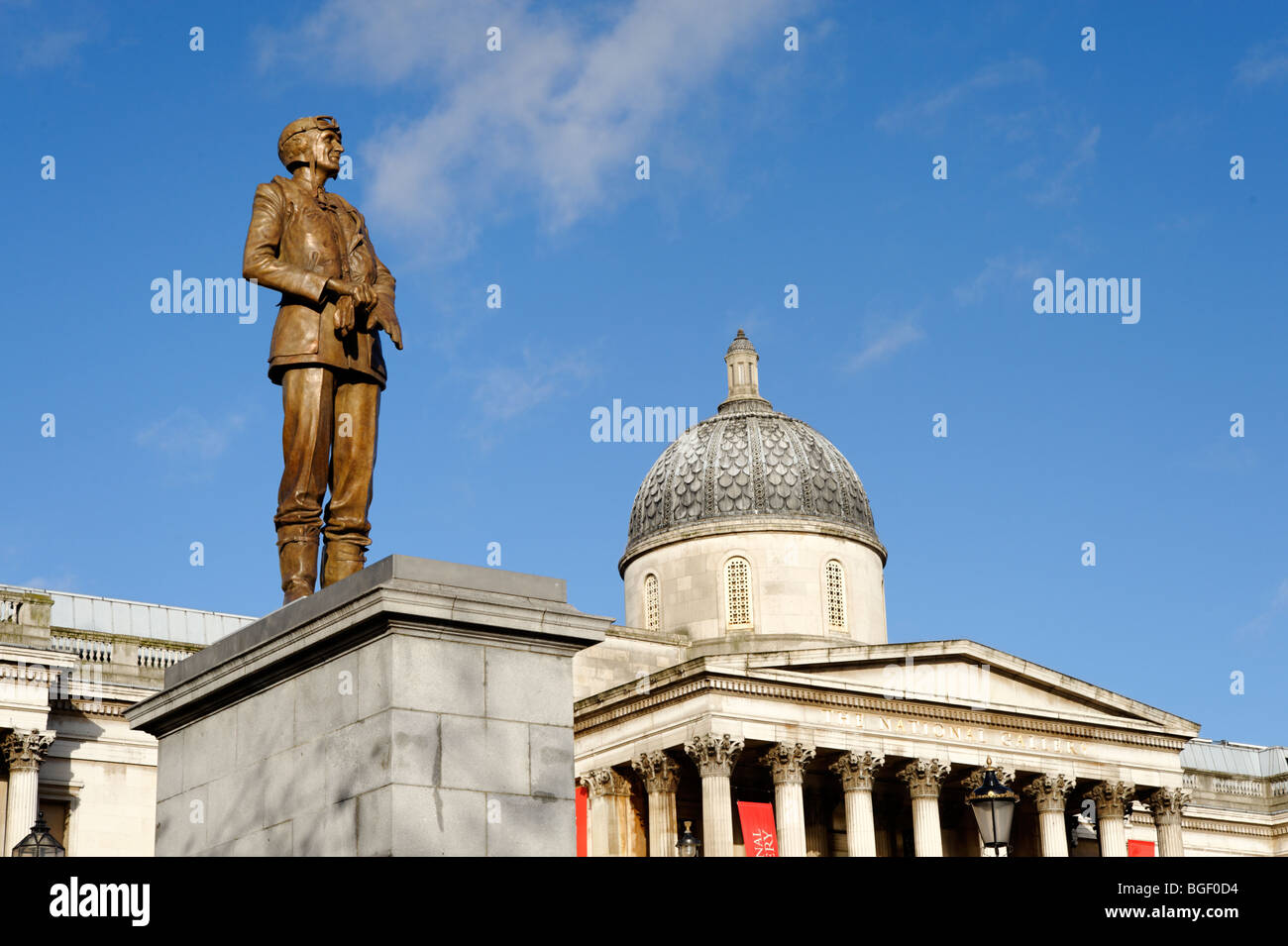 Statua di AIR CHIEF MARSHAL di Sir Keith Park 'Defender di Londra' 1940. La scultura Les Johnson. Trafalgar Square. Londra 2009 Foto Stock