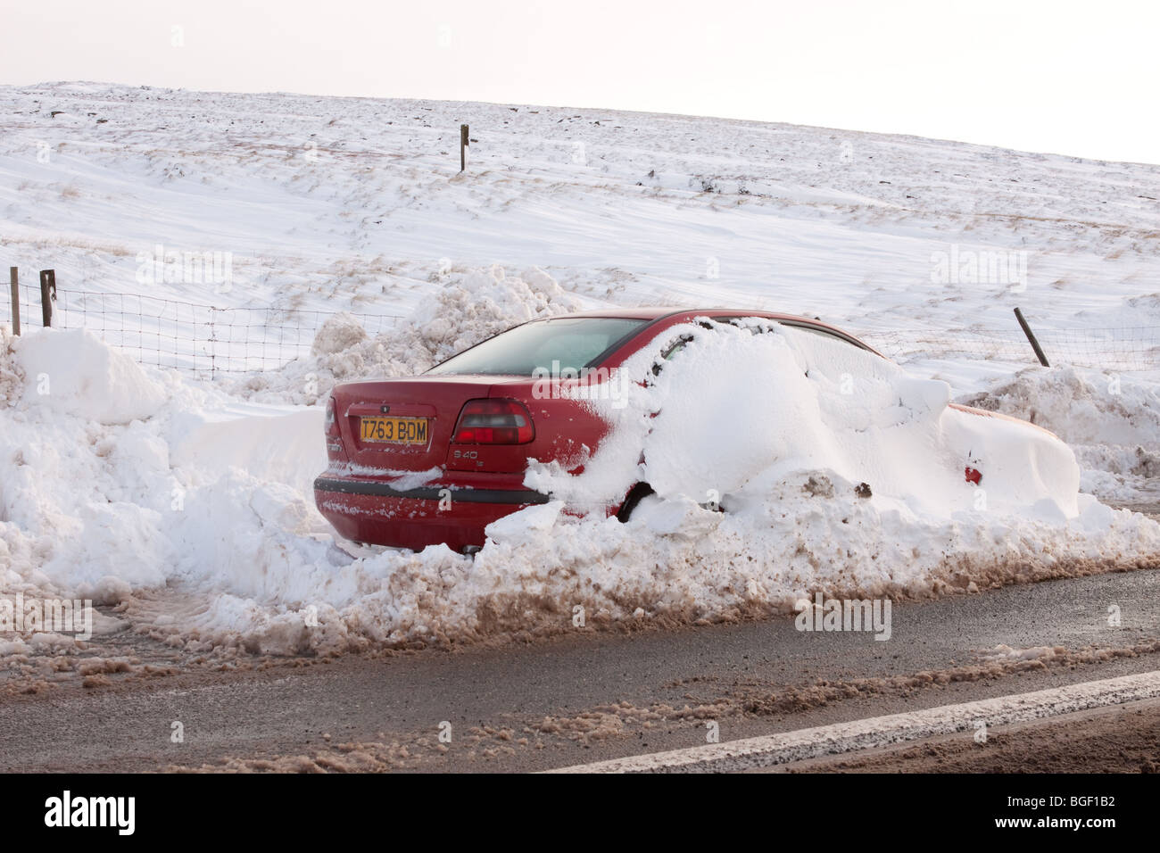 Auto abbandonate in un snow drift Foto Stock